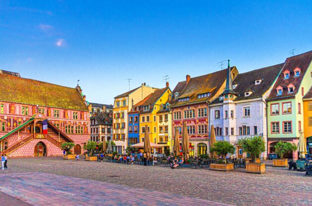 La-place-de-la-Reunion-et-ses-facades-colorees-a-Mulhouse-630x417